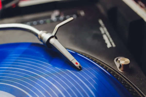 Reproductor de discos de vinilo, macro primer plano de la cabeza y el brazo. — Foto de Stock