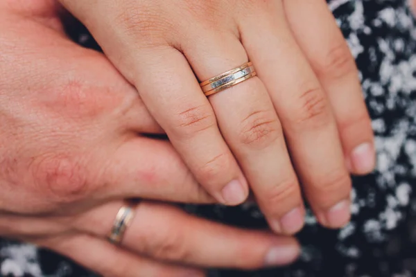 El novio sostiene la mano de las novias en la ceremonia de la boda. Coged las manos y caminad juntos. Confianza. En la mano de la novia es un anillo de oro blanco con diamantes negros. —  Fotos de Stock