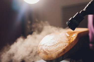 Kirli çamaşırları yıkamak ayakkabıları buhar temizleyicisiyle temizlemek..