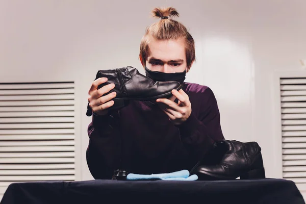 Botas. aplicação de creme com o dedo. Reparação de sapatos. — Fotografia de Stock