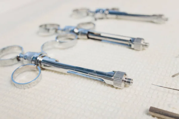 Set van metalen tandartsgereedschap. Tandarts kiest metalen hoofd voor tandarts boor. Tandheelkundige kliniek. — Stockfoto