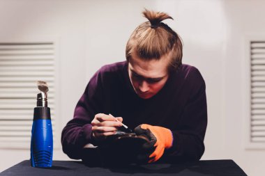 Bir ayakkabıcı, bir ayakkabıcının tabanını otomatik kesiciyle keser..