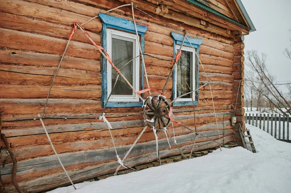 Un salon luxueux, avec un mobilier confortable, dans une cabane moderne en rondins dans les montagnes. — Photo