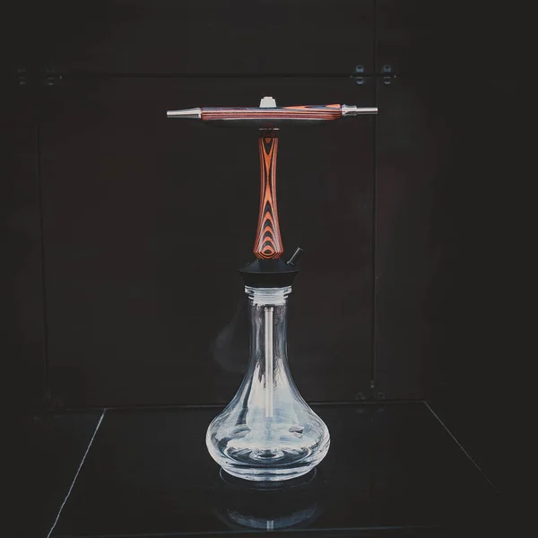 Parte de la cachimba, diseño moderno, sobre un fondo. — Foto de Stock