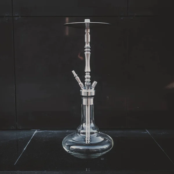 Parte de la cachimba, diseño moderno, sobre un fondo. — Foto de Stock