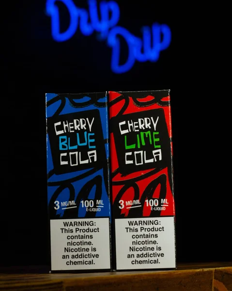 Ufa, Oroszország, Vape Shop, 2019. július 3.: E-liquid e-juice High gape for electronic cigaretta gaping device, on counter in smoke gapor in gape bar in bottles. — Stock Fotó