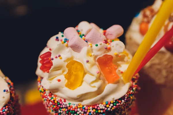 Vasos de batido, frappe, café helado y batido con crema batida. —  Fotos de Stock