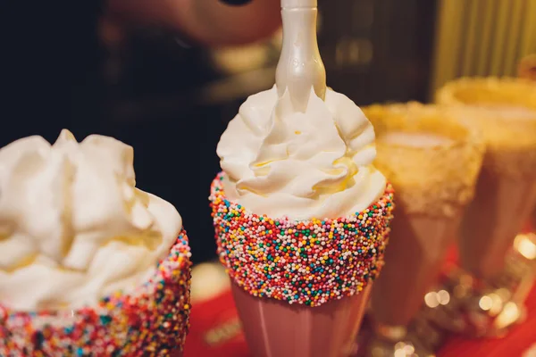 Bril van milkshake, frappe, ijskoffie en smoothie met slagroom. — Stockfoto