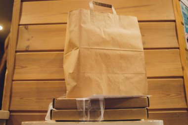 Çağdaş kafe kahve dükkanında, yemek dağıtımında, kafe restoranında, hazır yemek, küçük işletme sahibi, yiyecek ve içecek konseptinde müşteriyi bekliyor..