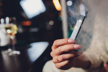 POD veya ultra-taşınabilir sistem vape en yeni elektronik sigara teknolojisidir. POD vape beyaz arkaplan üzerinde izole edilmiştir.