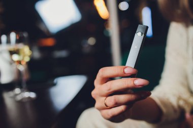 POD veya ultra-taşınabilir sistem vape en yeni elektronik sigara teknolojisidir. POD vape beyaz arkaplan üzerinde izole edilmiştir.