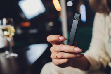 POD veya ultra-taşınabilir sistem vape en yeni elektronik sigara teknolojisidir. POD vape beyaz arkaplan üzerinde izole edilmiştir.