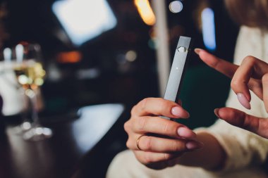 POD veya ultra-taşınabilir sistem vape en yeni elektronik sigara teknolojisidir. POD vape beyaz arkaplan üzerinde izole edilmiştir.