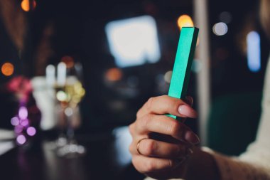 POD veya ultra-taşınabilir sistem vape en yeni elektronik sigara teknolojisidir. POD vape beyaz arkaplan üzerinde izole edilmiştir.
