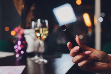 POD veya ultra-taşınabilir sistem vape en yeni elektronik sigara teknolojisidir. POD vape beyaz arkaplan üzerinde izole edilmiştir.