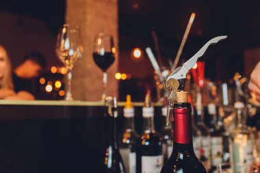 Bir şişe şarap açacağım. Tirbuşon yakın plan..