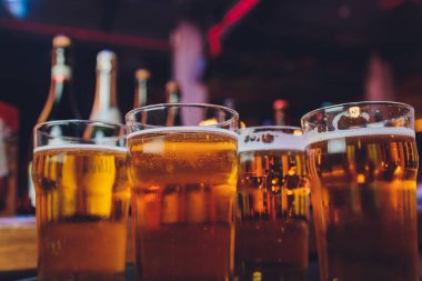 Garson tepside soğuk bira servisi yapıyor..
