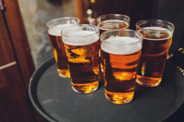 Garson tepside soğuk bira servisi yapıyor..