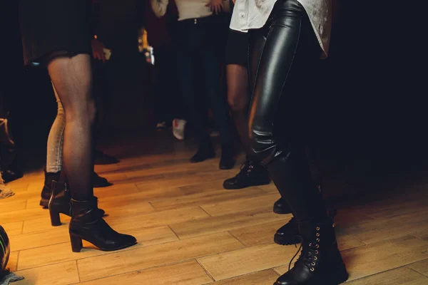 Füße von Menschen, die auf einer Club-Party tanzen. Nicht wiederzuerkennen. — Stockfoto