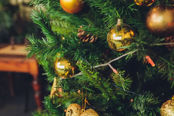 Primer plano de abeto navideño decorado con oro, juguetes, bolas y guirnalda. Vacaciones tradicionales de invierno Navidad Año Nuevo. — Foto de Stock