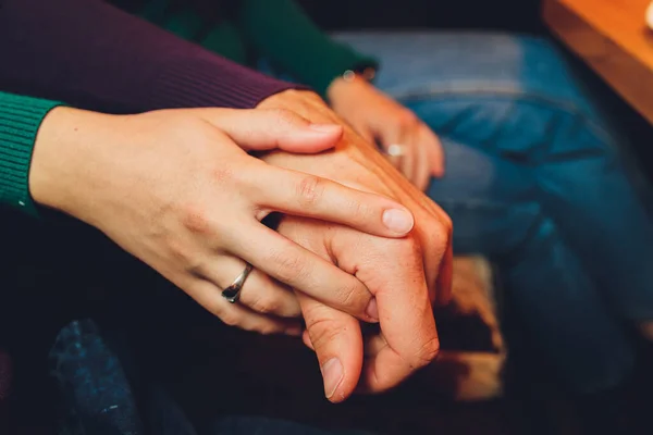 Женские и мужские часы. man hand holding a female. — стоковое фото