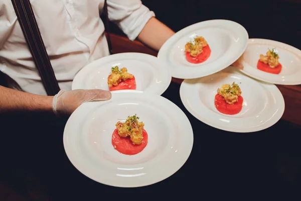 Delicioso postre panna cotta con salsa de frambuesas. —  Fotos de Stock