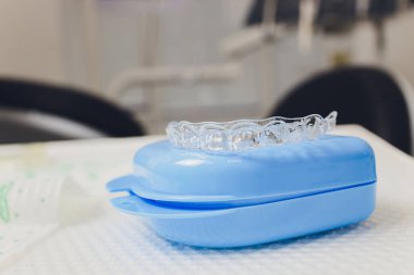 Bir Kadın Eli 'nin Dişe Şeffaf Hizalayıcısının Yakın Çekimi.