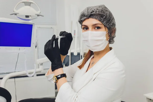 Bir Kadın Eli 'nin Dişe Şeffaf Hizalayıcısının Yakın Çekimi.