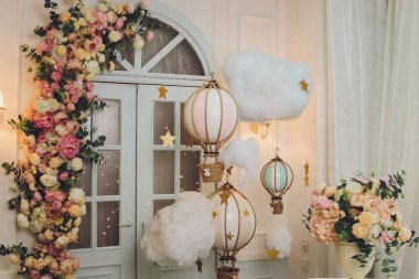 Çiçekler beyaz ahşap arka planda. Kopyalama alanı olan üst görünüm.