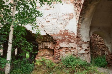 Bozuk tuğla duvarda boş bir kapı..
