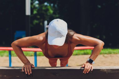 Güzel genç bir kadın sokak simülatöründe spor yapıyor. İyi fiziksel biçim ve sağlıklı yaşam tarzı kavramı.