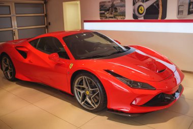 Katar, Doha 01 03 2020: Ferrari F12 ve Lamborghini huracan 01 03 2020 'de AVM of Emirates' te. Orta Doğu 'da lüks süper arabalar.