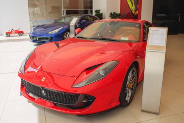 Katar, Doha 01 03 2020: Ferrari F12 ve Lamborghini huracan 01 03 2020 'de AVM of Emirates' te. Orta Doğu 'da lüks süper arabalar.