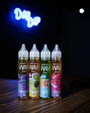 Ufa, Rusya, Vape Shop, 3 Temmuz 2019: E-likit e-meyve suyu Elektronik sigara buharlaştırma cihazı için yüksek buhar, tezgahın üzerinde şişe içinde duman buharı.