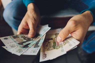 Rus banknotlarının çoğunu elinde tutan bir fanatiğin elindeki Rus rublesi. Rus rublesinin izole edilmiş beşte biri kadar para transferi..