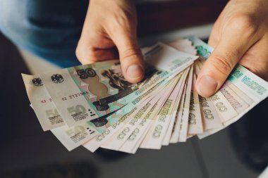 Rus banknotlarının çoğunu elinde tutan bir fanatiğin elindeki Rus rublesi. Rus rublesinin izole edilmiş beşte biri kadar para transferi..