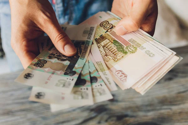 Russische Rubel in der Hand einer fan.male Hand, die viele der russischen Banknoten hält. Der Geldtransfer. Das isolierte Fünftausendstel der russischen Rubel-Stückelungen in einer Hand. — Stockfoto