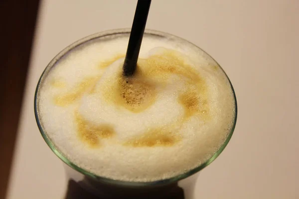 Copos de smoothie fresco frio com frutas e bagas, na mesa, close-up. — Fotografia de Stock