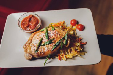 Napa lahana, havuç, tavuk, kişniş ve susam tohumlu taze salata..