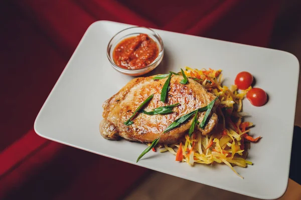 냅사 배추 , 당근, 닭고기 , 시 단토 및 참깨 씨가 들어 있는 신선 한 샐러드. — 스톡 사진