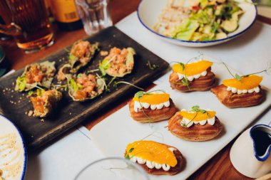 Dilimlenmiş baget et. Gemide küçük sandviçler. İtalyan Kafe 'sinde lezzetli bir yemek. Bruschetta 'nın kanıtlanmış tarifi.