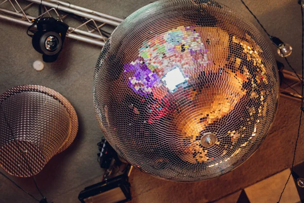 Jiskřivě disco koule visí v prázdném špinavé místnosti. — Stock fotografie