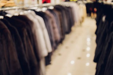 Arka plan Bulanık Saptırılmış Hayvan kürkünden yapılmış bir sıra eski palto.