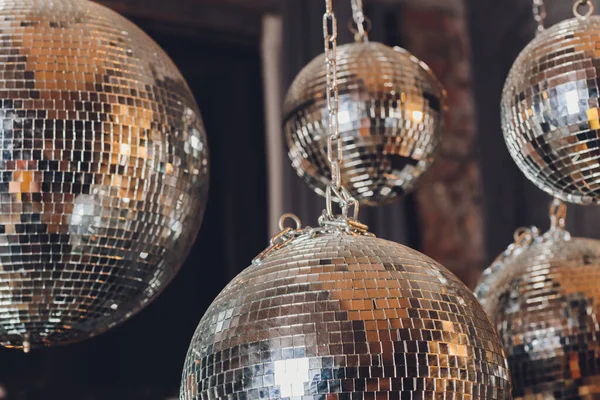 Boule de disco scintillante suspendue dans une pièce vide grungy. — Photo