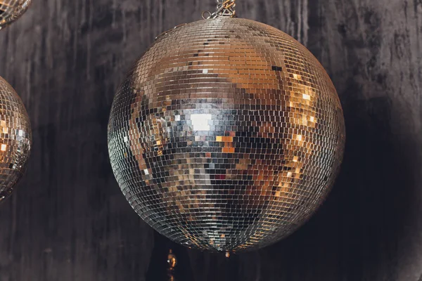 Sparkly disco bola pendurada em um quarto grungy vazio. — Fotografia de Stock