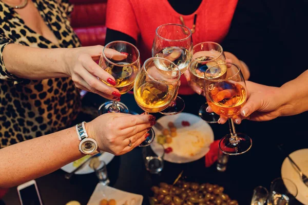 Les femmes âgées mains avec un verre de vin atteindre un autre verre de vin. — Photo