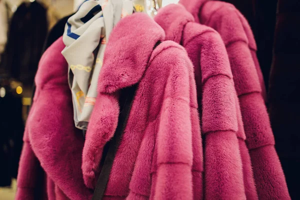 Abrigos y chaquetas en perchas en la tienda. Venta de ropa de abrigo. —  Fotos de Stock