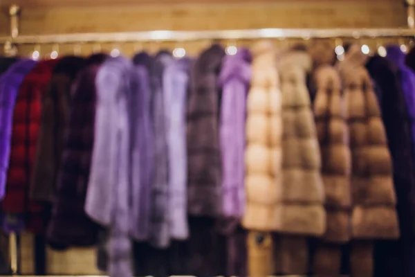 Fondo Borroso Desenfocado Una fila de abrigos vintage hechos de piel de animal. —  Fotos de Stock