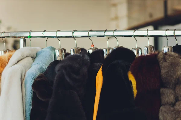 Casacos e casacos em cabides na loja. Venda de outerwear. — Fotografia de Stock