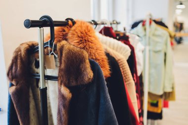 Askıdaki bir dükkanda farklı renklerde vizon kürkler.